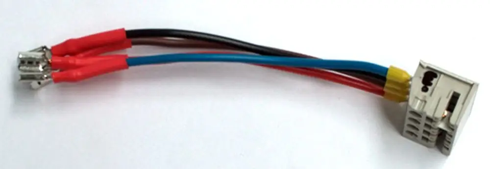 Kabel mit mehreren farbigen Drähten und einem Stecker, geeignet für Daikin-Produkte, speziell im Zusammenhang mit ROTEX-Geräten.